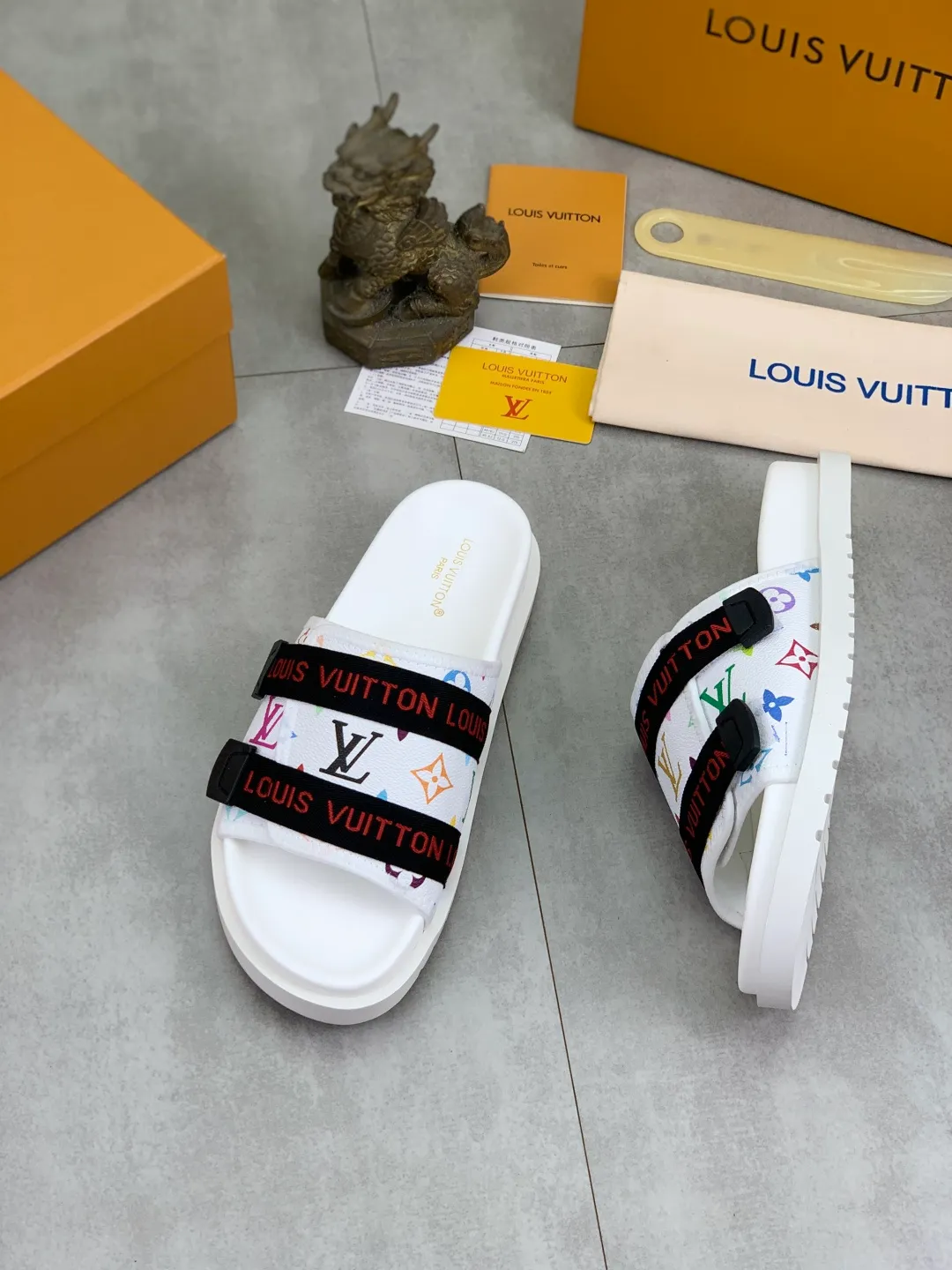 Men's shoes 💰P320💰【New style】🆘 Original quality 【LOUIS VUITTON】The popular Louis Vuitton LV men's slippers on the official website are on sale simultaneously! Original fabric imported from Italy, original factory special supply, code number: 38-44 (45 customized), many colors available
